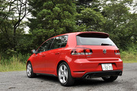 リアのバンパーもノーマル仕様とは形状が異なる。マフラーは左右両側に振り分けられ、ディフューザーに組み込まれる。空気の流れを整えるリアスポイラーは、先代から大幅にサイズアップしたとのことだが、そうと感じさせないのはデザイン的になじんでいるからか。