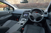 インテリアの様子。センターコンソールのシフトレバーより後席側には、道路環境に合った走行モードが選べる「グリップコントロール」の操作ダイヤルが置かれる。