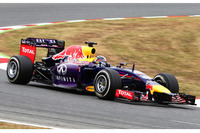 金曜日、そして土曜日の予選とトラブル続きだったセバスチャン・ベッテル。予選Q3でマシンを止め、ギアボックス交換で5グリッド降格の15番グリッドと後方に追いやられてしまったが、レースでは3ストップを成功させリカルドに次ぐ4位フィニッシュ。チャンピオンにようやく笑顔が戻ってきた。（Photo=Red Bull Racing）
    