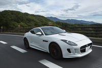 ジャガーの量産モデルの中で、最もボディー剛性が高いとされる「Fタイプ クーペ」。特にフロントエンド部は「XK」比で30％強化されているという。