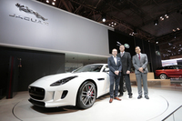 東京モーターショーでは、ポッパム氏（中央の人物）が登壇し、「Fタイプ クーペ」をプレスに披露した。ポッパム氏の左の人物は、ジャガーのチーフデザイナー、アル・ウィレン氏。（写真＝ジャガー・ランドローバー）