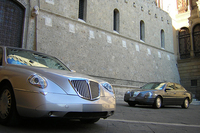 「ランチア・テージス」。「マセラティ・クアトロポルテ」を“雲上車”とすれば、テージスは一般人に身近な最後の純粋イタリア製高級車だった。シエナの銀行本店前にて2005年。