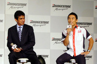 スーパーアグリF1チームの鈴木亜久里代表（左）と佐藤琢磨。