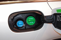 尿素水溶液の補充口は、燃料の給油口の左側（水色のキャップの方）に設けられている。