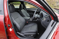 シートも“Fスポーツ”専用品がおごられる。16WAYの電動調節機構と、ベンチレーション、シートヒーターも備わる。