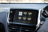 センターコンソールに備わるタッチパネル式のインフォテインメントシステム。ステアリングホイールのスイッチでも操作可能で、カーナビゲーションの機能も用意されている。