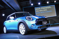 
	2014年秋に富士スピードウェイで開催されたイベント「MINI CONNECTION 2014」でお披露目された「MINI 5ドア」。日本のみならず、アジアではこれが初の一般公開となった。
	