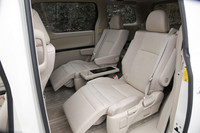 2列目は、独立2人掛けのキャプテンシート。ガソリンエンジン車で選べるベンチタイプは用意されない。