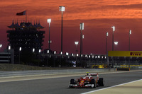 開幕戦ではレース中断という事態に対応できず、スタート直後に奪った1-2を維持できなかったフェラーリ。オーストラリアと同じくセバスチャン・ベッテル、キミ・ライコネン（写真）が2列目に並んだものの、ベッテルのマシンはフォーメーションラップ中に白煙をあげスタート前に戦列を離れた。チームの期待を一身に背負ったライコネンは、スタートでつまずいたものの挽回し、バーレーンで5回目となる2位表彰台を獲得した。（Photo=Ferrari）