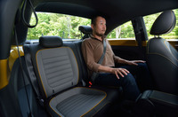 後席の定員は2人。写真は身長180cmの著者が腰掛けた様子。