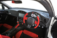 「86 GRMN」のインテリア。アルカンターラ巻きのステアリングホイールやシフトノブ、サイドブレーキレバー、「GRMN」のロゴ入り3眼メーターなどは、いずれも同車専用装備となる。