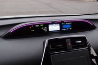 新型「プリウス」には、メーターパネル周辺部にあるイルミネーションの色変化で、運転上の注意点やエコ運転の達成度をドライバーに伝える「ドライブサポートイルミネーション」が、オプションとして用意される。