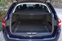 「308SW」の荷室容量は660リッター。後席を倒すと最大で1775リッターまで拡大できる。（写真をクリックすると荷室のアレンジが見られます）