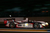 
	夏前のルマンの夜は遅く、午後10時近くまで明るい。夜の帳が下りたサルト・サーキットを走るチームゴウのアウディR8。
	拡大写真はこちら
	 