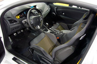 インテリア。タコメーターやシートベルト、ステッチなど、ところどころにアクセントの黄色が配される。