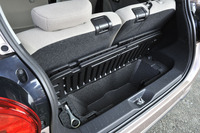 荷室フロアの下には大容量の収納スペースが用意されている。