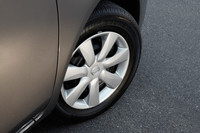 装着されるタイヤのサイズは前後とも175/70R14。