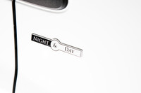 「NIGHT＆DAY」のロゴをあしらったエンブレムをボディー両側に装着。