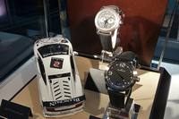 「ブランパンL-エボリューションR フライバック クロノグラフ ラージデイト」（写真中央、上）
    