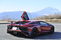 大型のリアウイングと、車両後端の下部にのぞくリアディフューザーがリアビューにすごみを与えている。