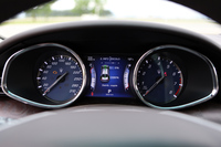 メーターは二眼式。中央にはインフォメーションディスプレイがあり、「Q4」では前後の駆動力配分が表示される（写真では0％：100％を表示）。
    