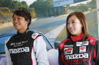 2016年9月には、マツダレースウェイ・ラグナ・セカで「GLOBAL MX-5 CUP」の“プレ世界一決定戦”が開催される。日本からは、2015年のパーティーレースのチャンピオンである堤 優威選手（写真左）と、現役のパーティーレース参戦者である北平絵奈美選手（右）の2人が参加する。