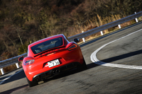 「ポルシェ・ケイマンGTS」のリアビュー。外観では20インチアルミホイールのほか、フロントエンドやリアエンドのデザインでも、ほかのグレードとの差別化がはかられている。
    