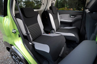 リアシートは5：5の2分割でスライドとリクライニング調整、および格納が可能。スライド調整の幅は240mmとなっている。