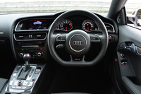 フラットボトムデザインのステアリングホイールを新たに採用。コントロールスイッチ類もほぼすべてが改良を受けた。