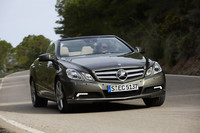 【スペック】E350CGIカブリオレ：全長×全幅×全高＝4698×1786×1398mm／ホイールベース＝2760mm／車重＝1790kg／駆動方式＝FR／3.5リッターV6DOHC24バルブ（288ps/6400rpm、37.2kgm/3000-5100rpm）（欧州仕様車）