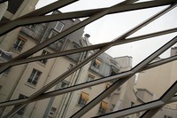 シャンゼリゼ通りの裏には古いアパートが。