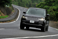 モノコックのアルミ化により、従来のスチールボディーと比べてボディーシェルだけで180kg以上の軽量化を達成。Cd値は従来モデル比で10％向上の0.34。