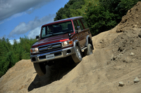 デビュー30周年の節目の年に、日本での再販が決定した「ランドクルーザー“70”シリーズ」。ファンの間では、「ランクル70」や「70系」という愛称で親しまれている。