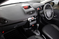 センターコンソールやエアコン吹き出し口などにピアノ調のブラックパネルを採用。