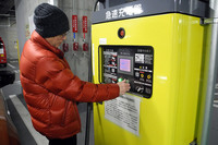 久しぶりの充電操作にちょっと手間取ってしまった元リーフタクシー運転手。