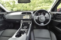 一見オーソドックスだが、インテリアの造形はなかなか凝っている。ドアトリムから連続してベルトラインがダッシュボードの上面をぐるりと取り囲むデザインは「XJ」にも通じるもの。シフトセレクターはおなじみロータリー式。