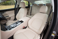 淡いベージュ色のレザーシートが備えられた試乗車のインテリア。車内空間では特に後席の居住性の改善が図られており、レッグルームが15mm、ニールームが24mm、ヘッドルームが27mm拡大している。