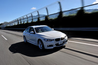 0-100km/hは5.3秒とスポーツカー並みの加速力を誇る。ただしエンジン音が控えめなせいか、加速中でも室内はきわめて平和(!?）だ。