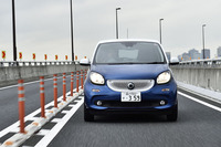 「フォーフォー」の車重は1005kg。街中を転がすには、もう少しエンジンのトルクが欲しいところ。