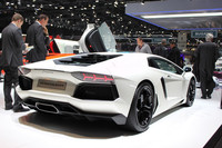 ドアの開閉は、ランボルギーニのフラッグシップ伝統の「前ヒンジ・跳ね上げ式」となっている。