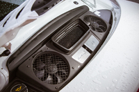 エンジンフードを開けると、2つのファンが目に入る。一方、パワーユニット本体は見ることはできない。最高出力560psは、先代モデルから30ps増しとなる。