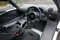 他の「エキシージ」と異なり、運転席まわりにはカーボンコンポジット材が多く用いられる。