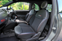 シートはファブリックの専用品。バックレストに「500S」のロゴが入る。