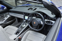 タコメーターを中央に配置する5連メーターなど、クーペを踏襲するインテリア。ということは、センターコンソールに各種スイッチを並べたパナメーラやカイエンに近い雰囲気になっているということ。