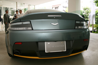 展示車両のボディーカラーは「アローログリーン」。オプションの「クラブスポーツ・グラフィック・パック」が選択されており、ボディーの各所にイエローの差し色が入る。
    