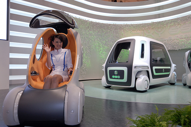 コンパニオンが乗っているのが「PIXY」、その後ろに見えるのが「SSC」
	（写真＝峰昌宏）