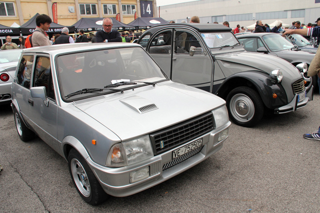 日産フィガロ」もイタリア漂着!? ヒストリックカー見本市「アウトモト