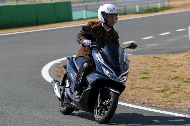 ホンダpcx の電動モデルにチョイ乗り 電動スクーターの課題と可能性を考える Webcg