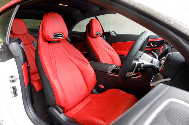 本革シートも「レザーエクスクルーシブパッケージ」によるもので、この鮮やかな赤の名称は「パワーレッド」。首元に温風を吹き出すエアスカーフが備わっている。