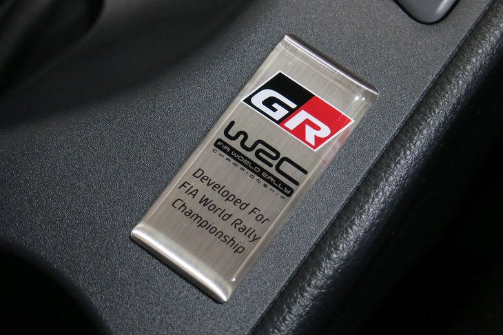 写真は「トヨタGRヤリス」のセンターコンソールに装着された特製バッジ。WRCとの関連性が強くアピールされている。